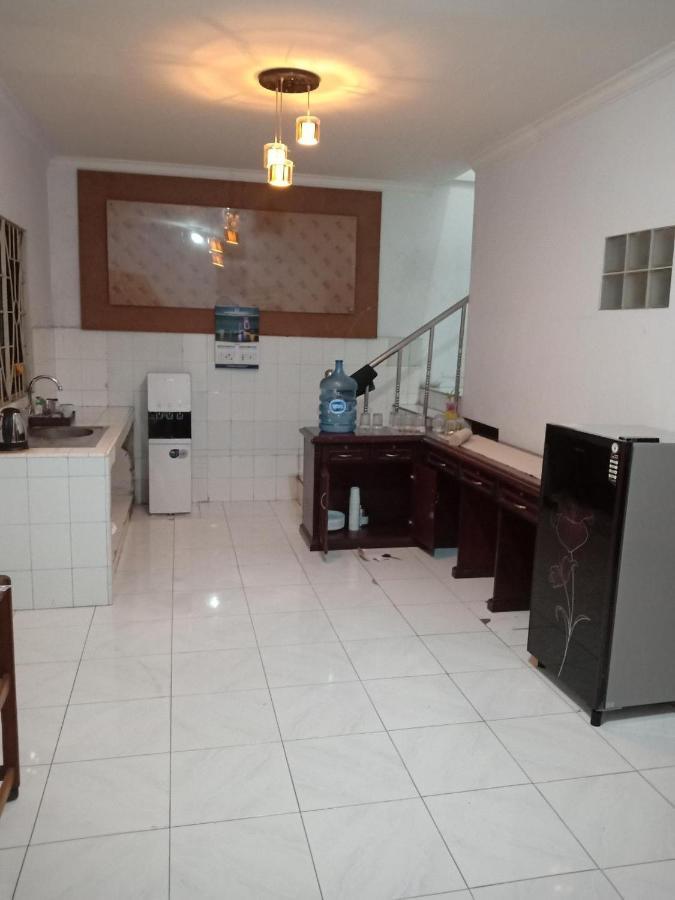 ג'קרטה Reddoorz Hostel @ Feliz Noche Cengkareng מראה חיצוני תמונה