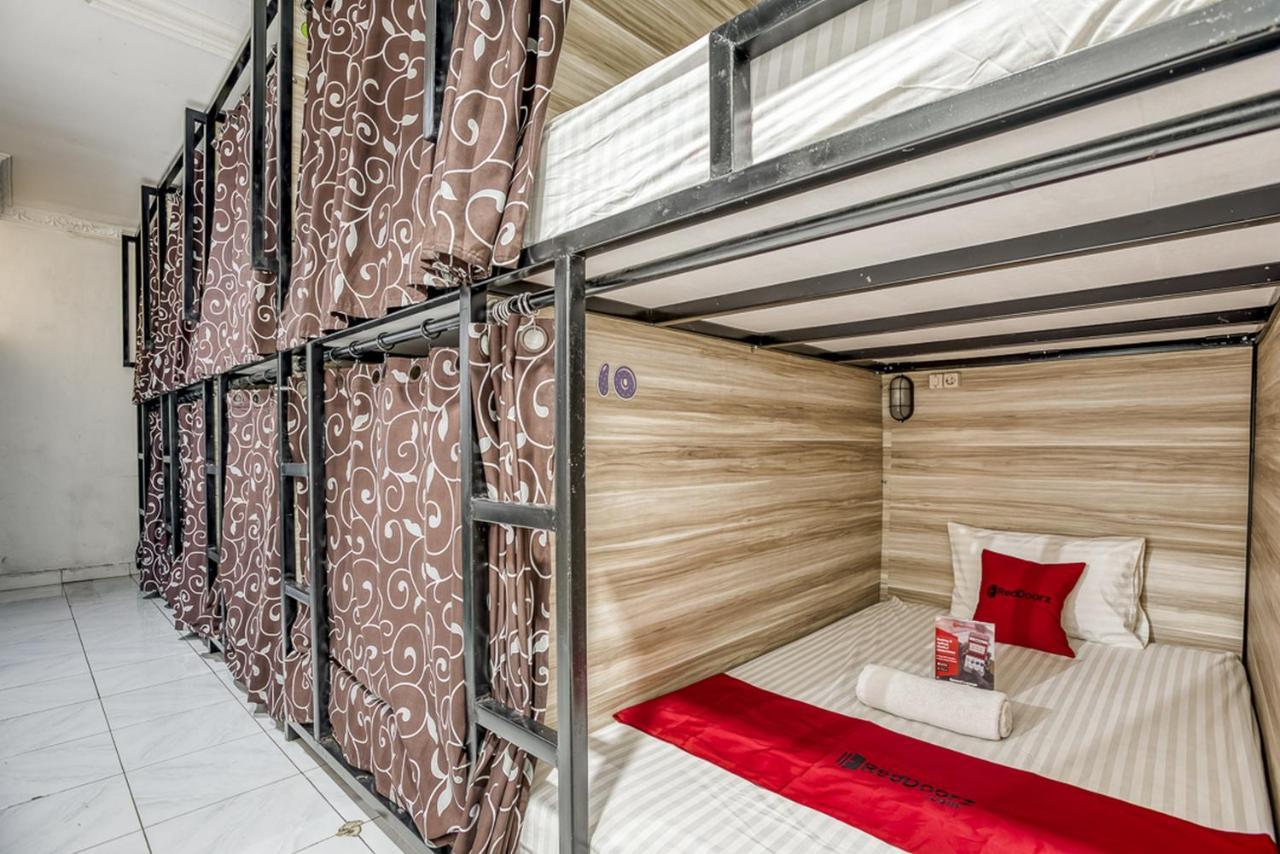 ג'קרטה Reddoorz Hostel @ Feliz Noche Cengkareng מיטות אכסניה תמונה
