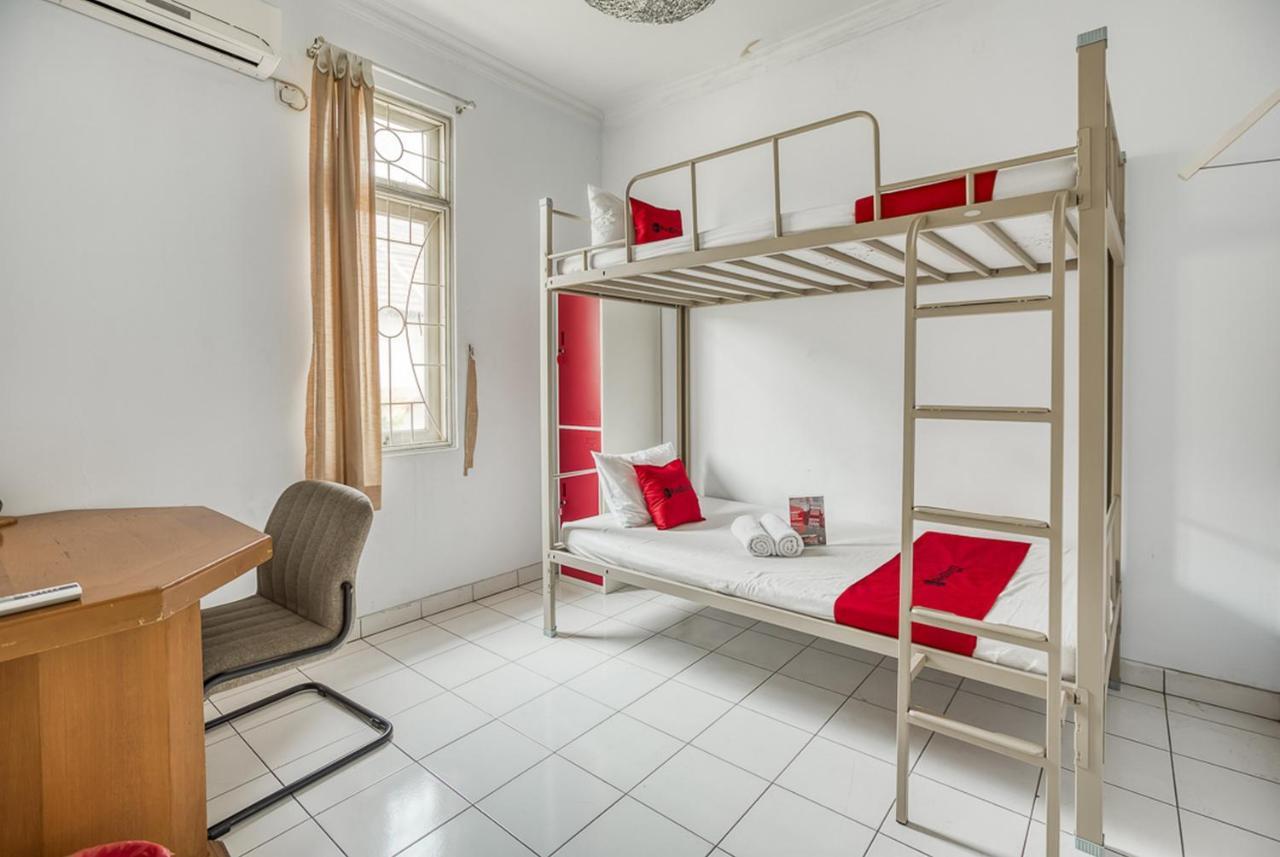 ג'קרטה Reddoorz Hostel @ Feliz Noche Cengkareng מיטות אכסניה תמונה
